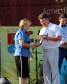 Глава Петушинского района В. Б. Шурыгин вручает Почётную грамоту И. В. Соловьёвой